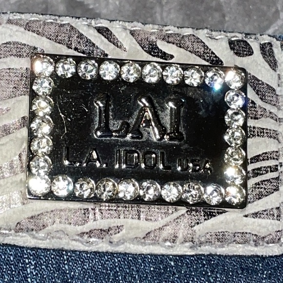 L.A. Idol Jean Capris.  Light Distress w Rhinestones.  Size 9. W 32/ L 18. - Picture 2 of 11